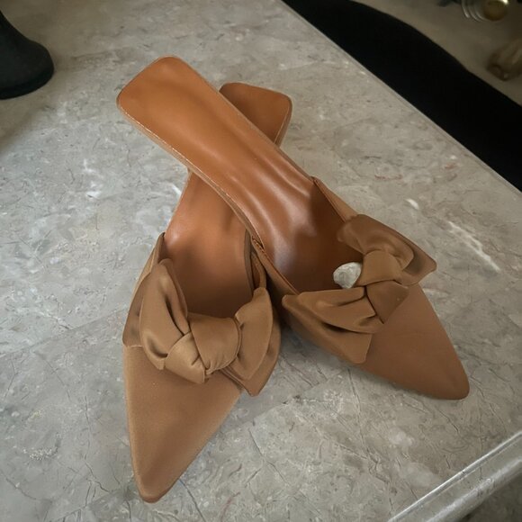 BOW MULES POINTED TOE HEELS - Picture 2 of 4